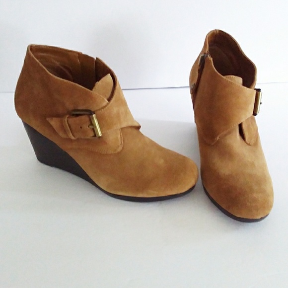 Isaac Mizrahi Shoes - 4/$20 🌸 Isaac Mizrahi Brown Suede Wedge Booties